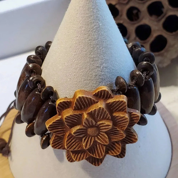 90s Y2K Vintage Dark Brown Wood Carved Acrylic Flower OSFA Adjustable Bracelet - Picture 1 of 10